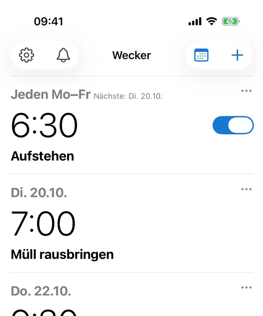 Die Weckerliste von CAlarm auf dem iPhone: ein wöchentlicher Wecker um 6:30 von Montag bis Freitag und einmalige Wecker mit ihrem Datum