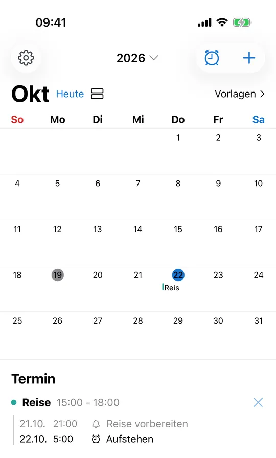 Der Kalender von CAlarm im Oktober 2026: der Termin „Reise“ am 22. und darunter der Hinweis „Reise vorbereiten“ am Vorabend um 21:00 und der Wecker um 5:00