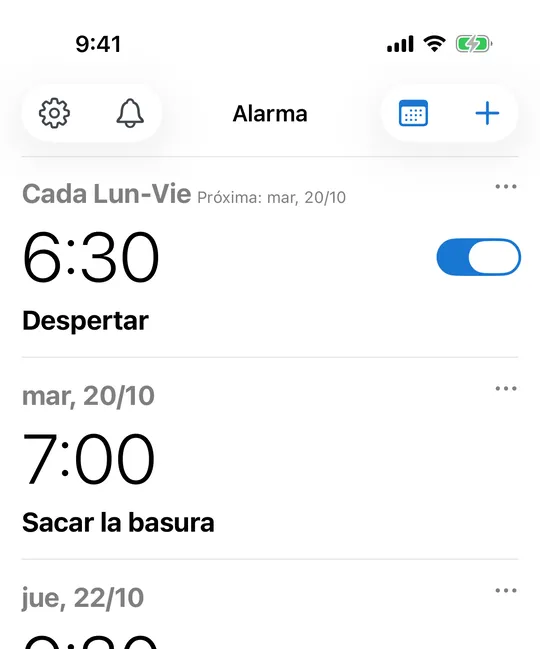 Lista de alarmas de CAlarm en el iPhone: una alarma semanal a las 6:30 de lunes a viernes y alarmas únicas con su fecha
