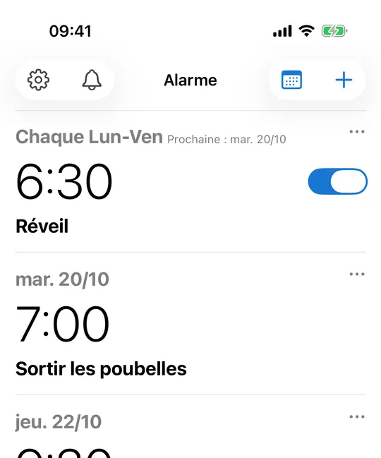 La liste des alarmes de CAlarm sur iPhone : une alarme hebdomadaire à 6:30 du lundi au vendredi et des alarmes ponctuelles avec leur date