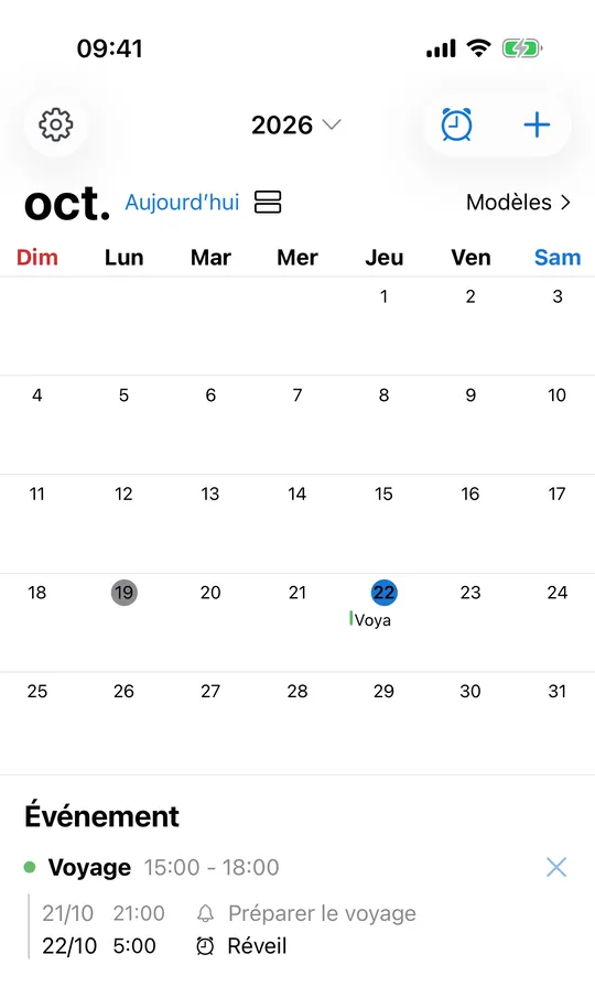Le calendrier de CAlarm en octobre 2026 : l’événement Voyage le 22 et, en dessous, le rappel « Préparer le voyage » la veille à 21:00 et l’alarme Réveil à 5:00