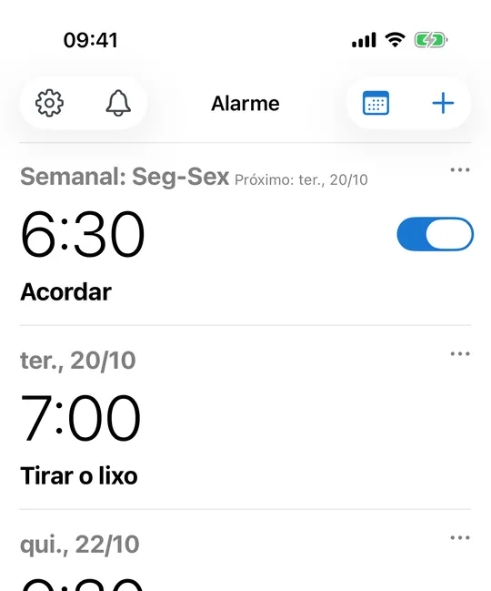 Lista de alarmes do CAlarm no iPhone: um alarme semanal às 6:30 de segunda a sexta e alarmes únicos com suas datas